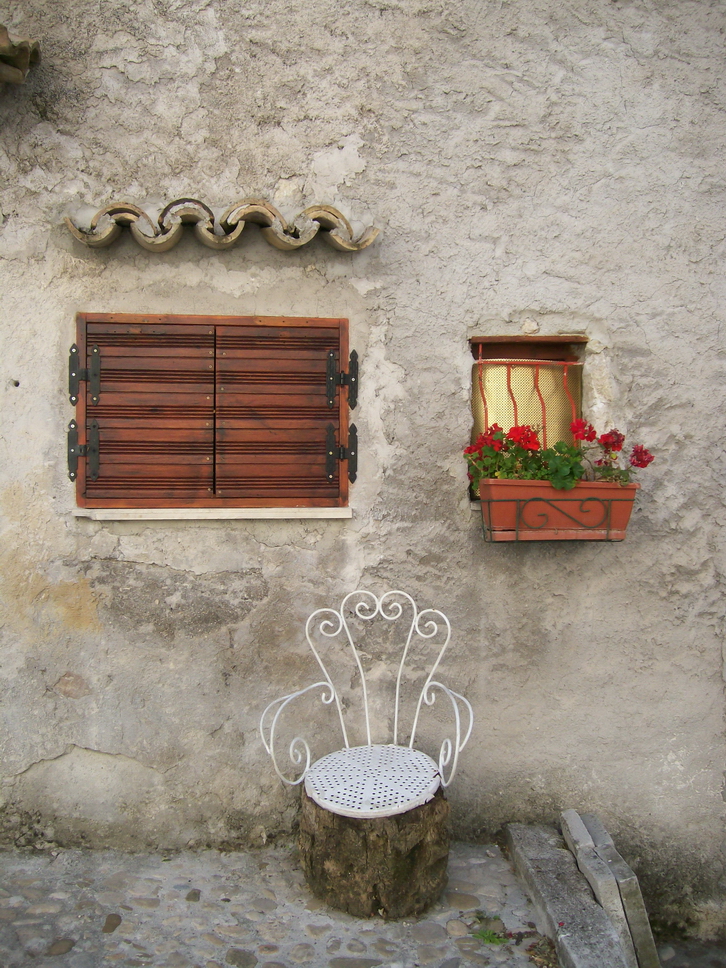 60 Roccacaramanico facciata.JPG - La facciata di una casa a Roccacaramanico, nel comune di Sant’Eufemia a Maiella (Pe)